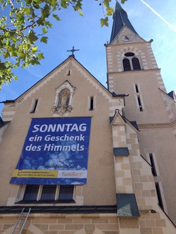 Plakat an der St. Nikolai Kirche in Villach