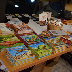 Büchertisch
